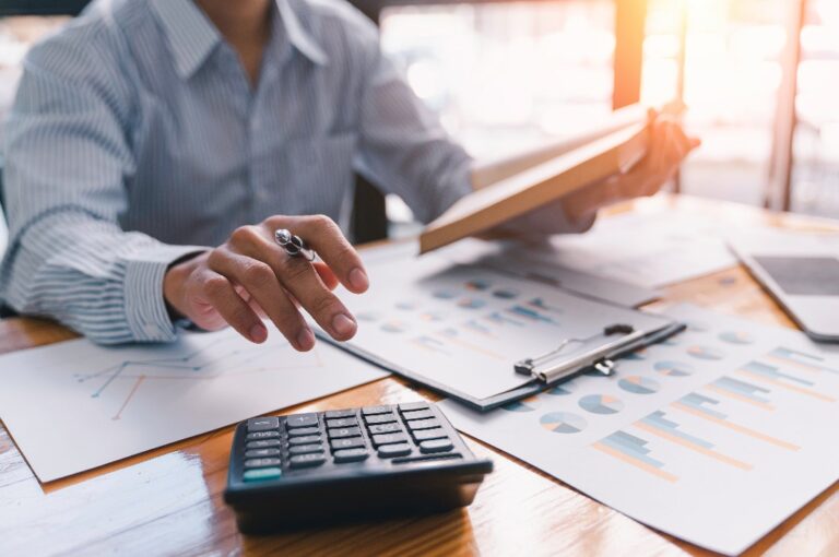 Business-Analysten-Team bei der Prüfung von Finanzberichten für Audits