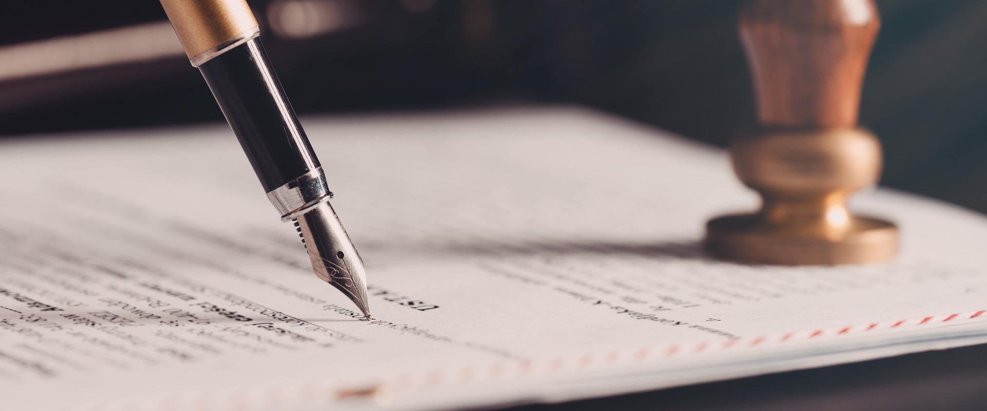 Formular mit Stempel beim Steuerberater